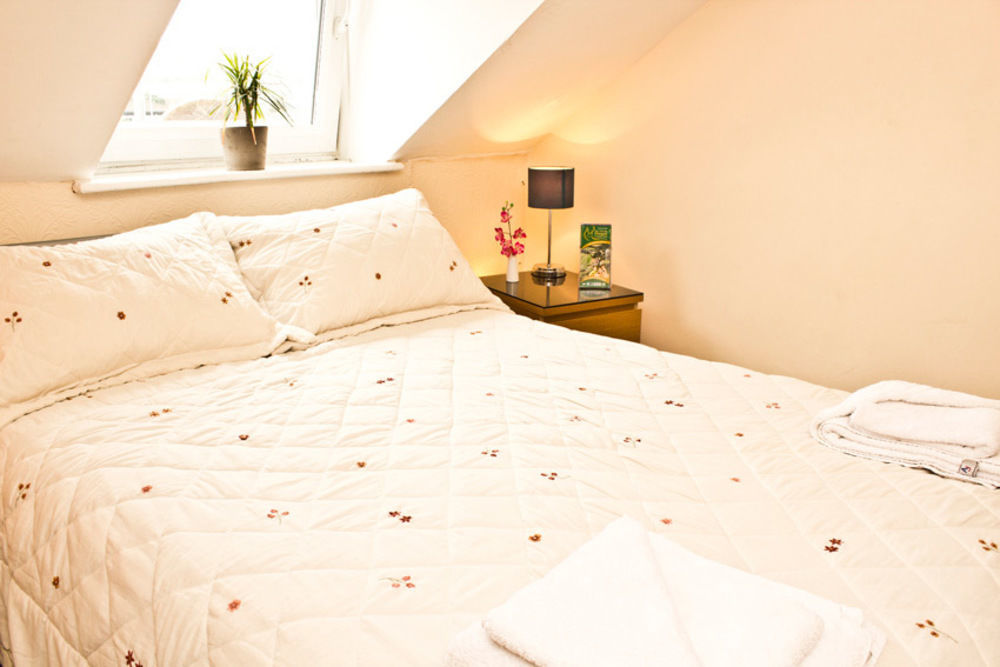 Leonardos Guest House Суонзи Екстериор снимка