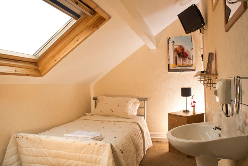 Leonardos Guest House Суонзи Екстериор снимка