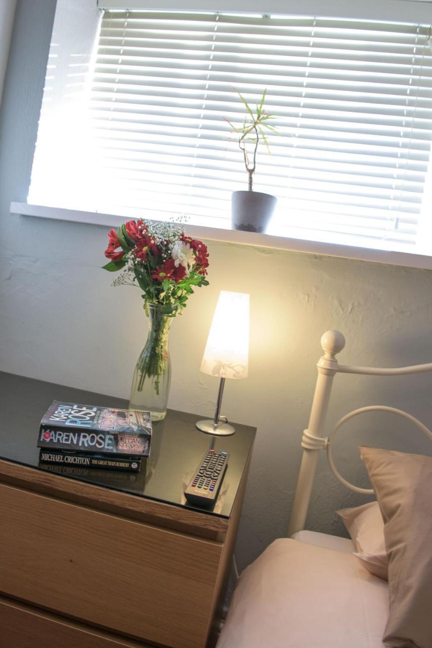 Leonardos Guest House Суонзи Екстериор снимка