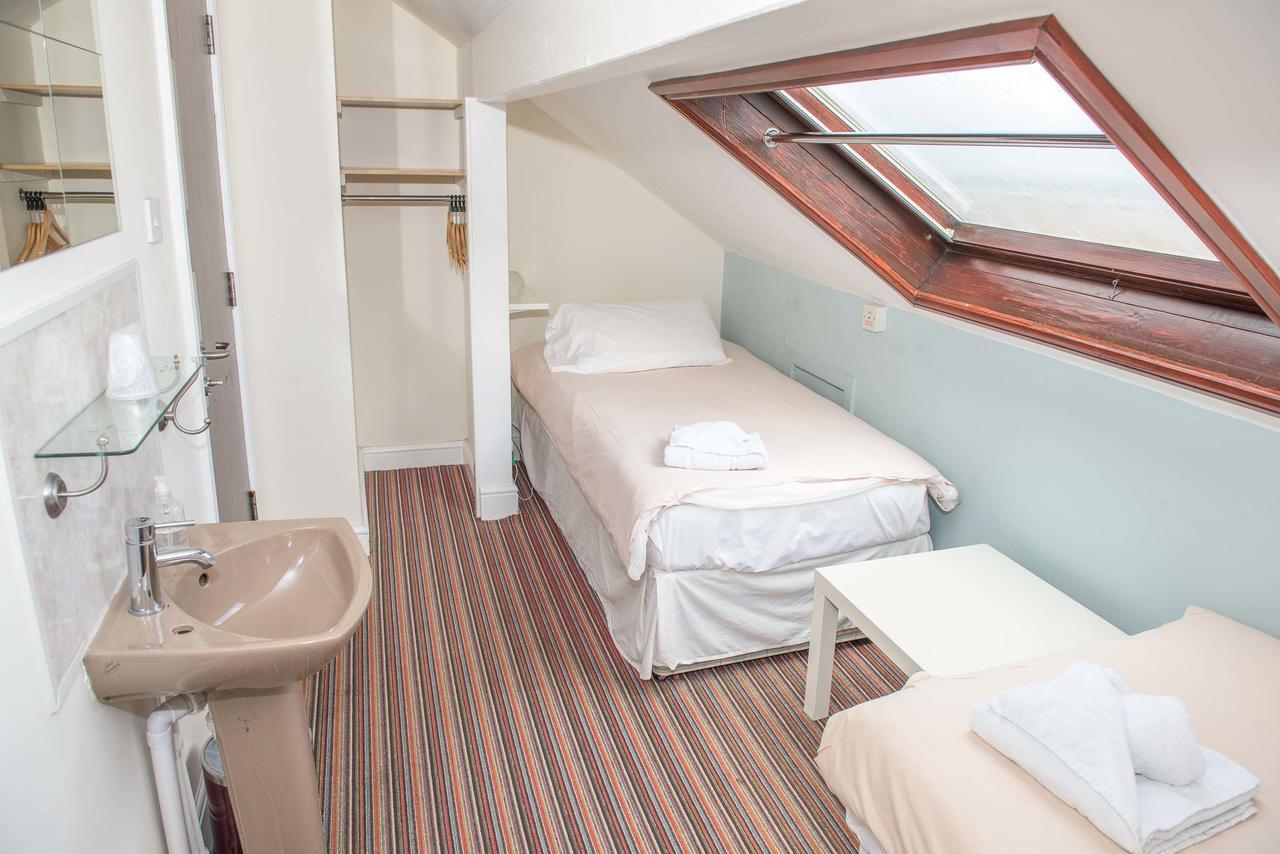 Leonardos Guest House Суонзи Екстериор снимка
