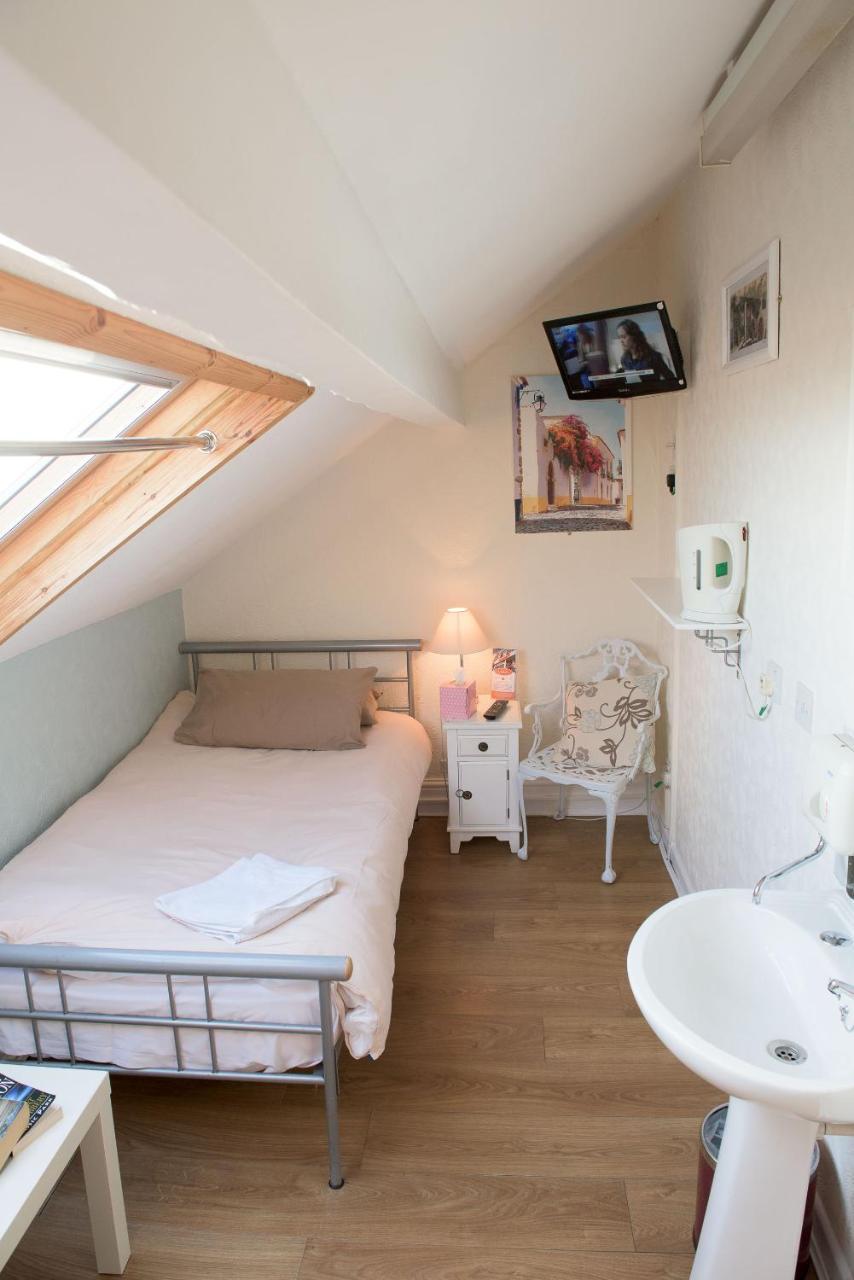 Leonardos Guest House Суонзи Екстериор снимка