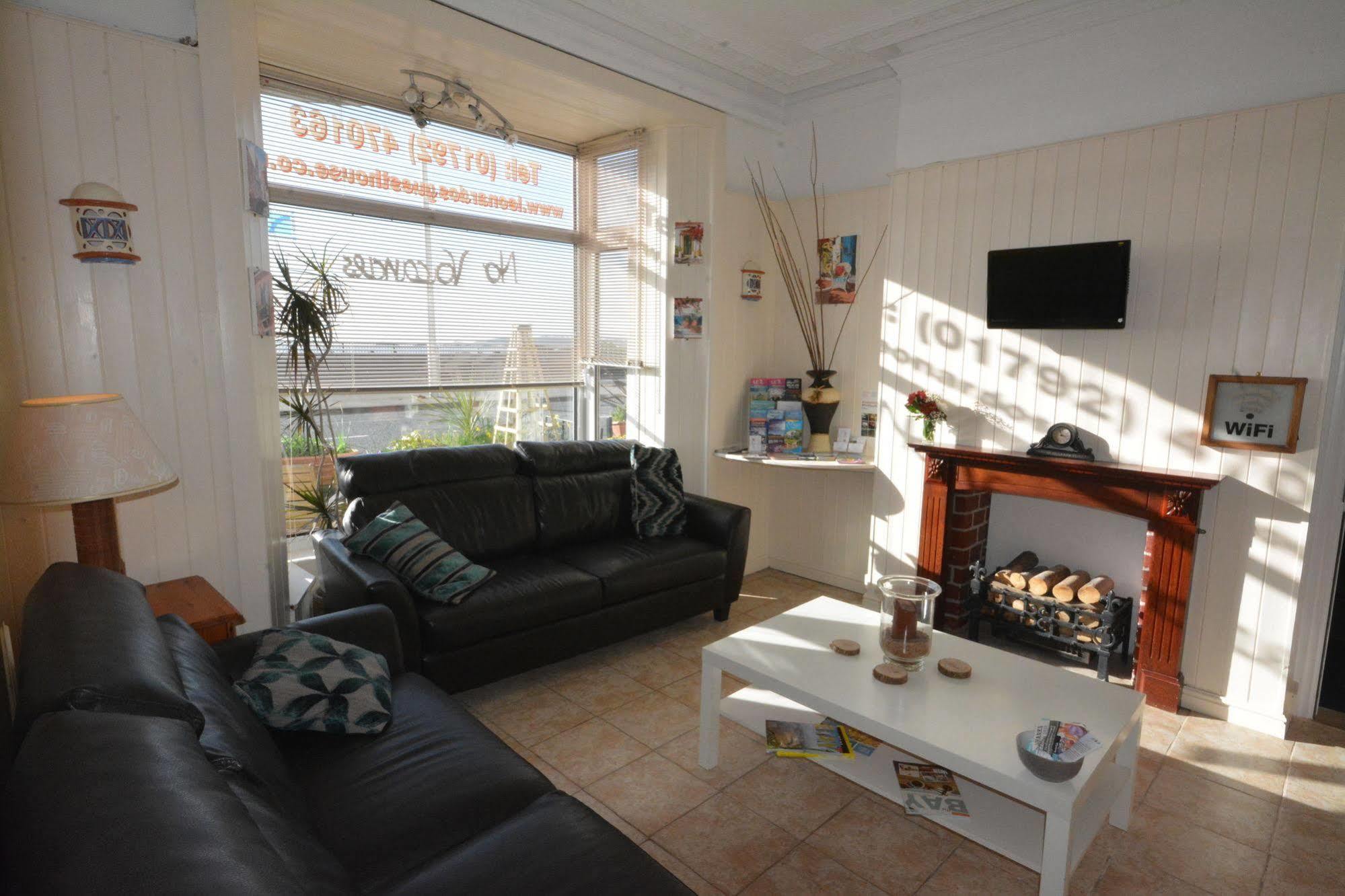 Leonardos Guest House Суонзи Екстериор снимка