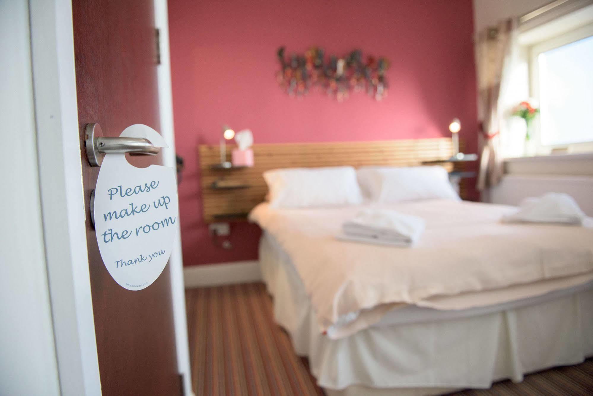 Leonardos Guest House Суонзи Екстериор снимка