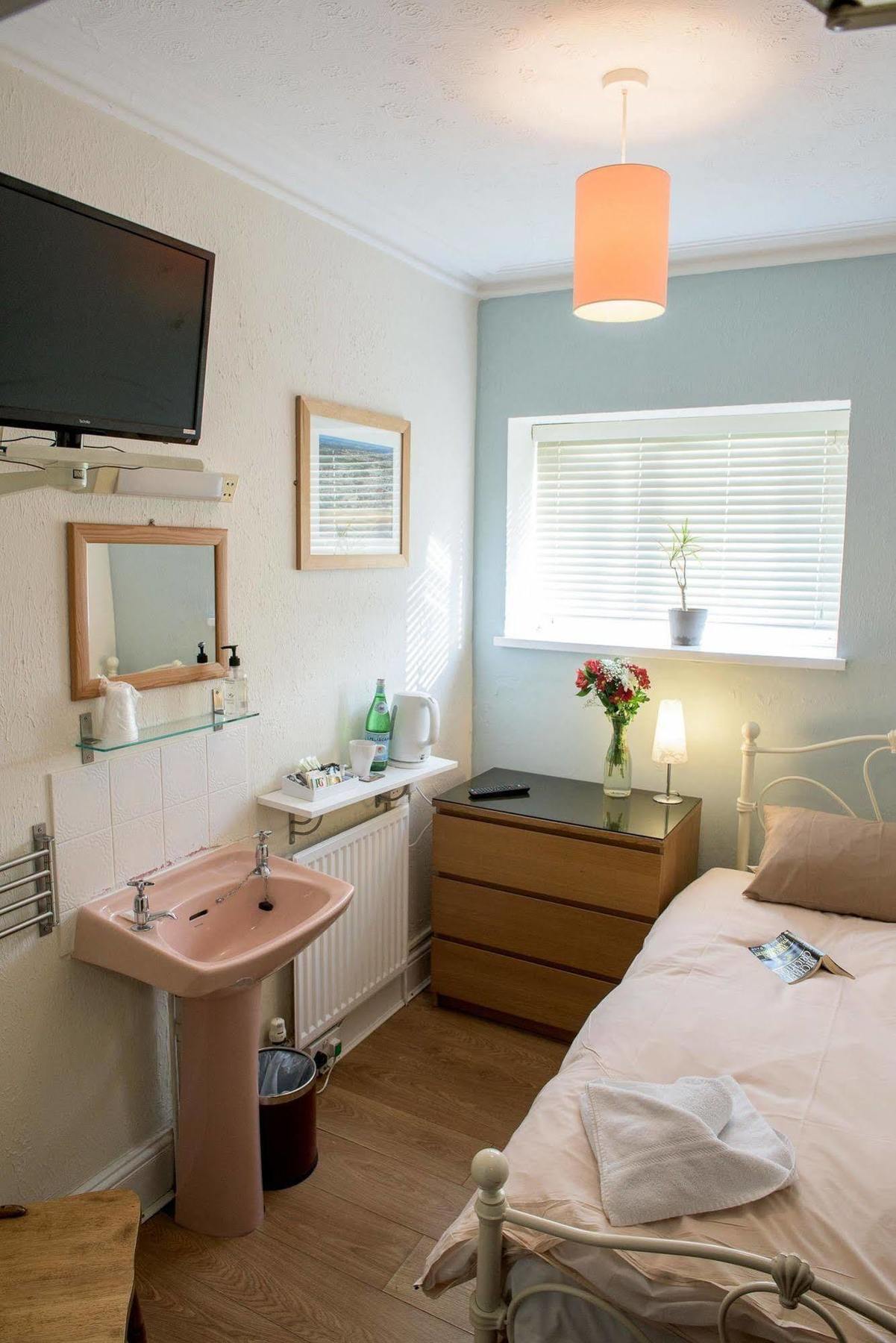Leonardos Guest House Суонзи Екстериор снимка