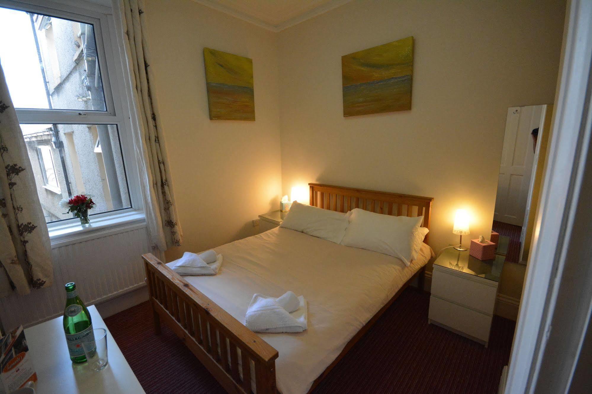 Leonardos Guest House Суонзи Екстериор снимка