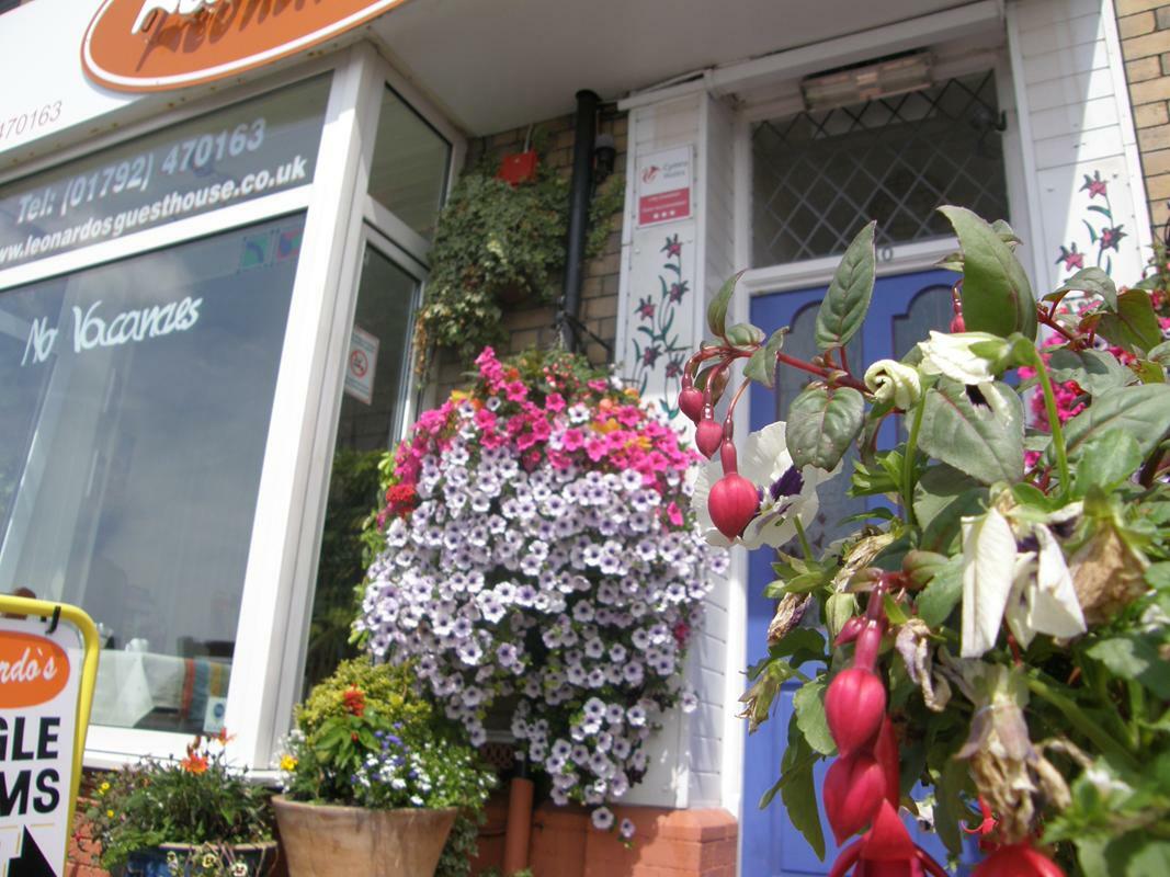 Leonardos Guest House Суонзи Екстериор снимка